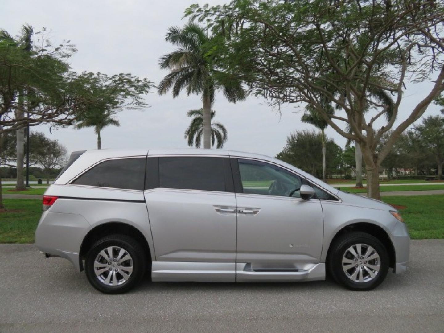 2014 Silver /GRAY Honda Odyssey EX-L (5FNRL5H68EB) with an 3.5L V6 SOHC 24V engine, 6-Speed Automatic transmission, located at 4301 Oak Circle #19, Boca Raton, FL, 33431, (954) 561-2499, 26.388861, -80.084038 - You are looking at Gorgeous Low Mileage 2014 Honda Odyssey EX-L Braunability Freedom Van Handicap Van Wheelchair Van Conversion Van with 25K Original Miles, Power Side Entry Ramp with Kneeling Van Function, Passenger Side Quick Lock System (same as ez lock), Quick Release Front Seats, Tie Down Syste - Photo#4